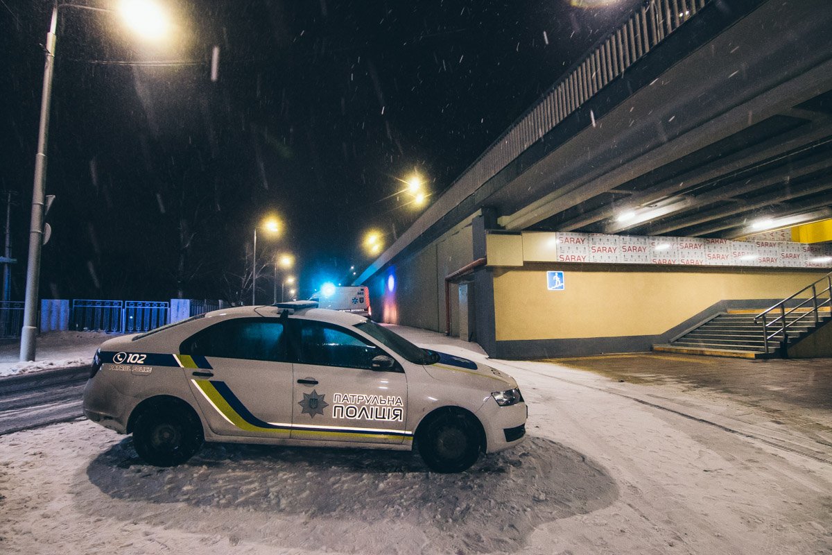 На месте происшествия работали два экипажа патрульной полиции, "скорая" и следственно-оперативная группа На месте происшествия работали два экипажа патрульной полиции, "скорая" и следственно-оперативная группа