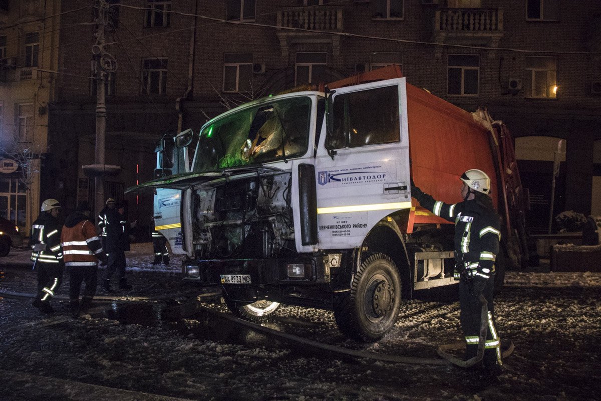 На площади Льва Толстого произошло возгорание в кабине мусоровоза