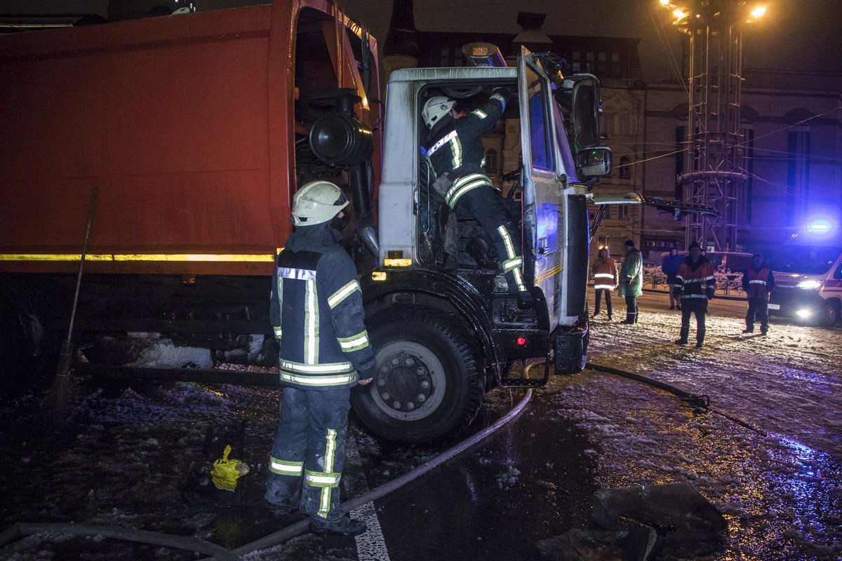  Возгорание началось под торпедой автомобиля