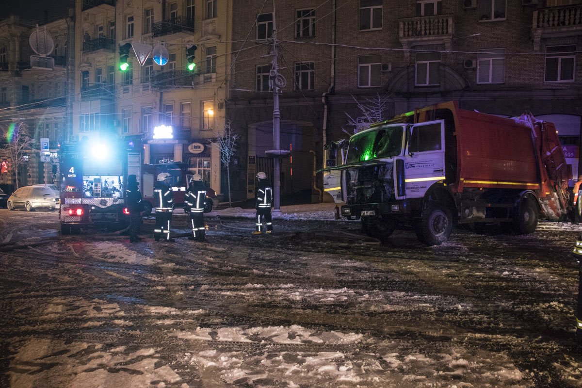 Пожар сильно повредил весь салон мусоровоза, а также моторный отсек