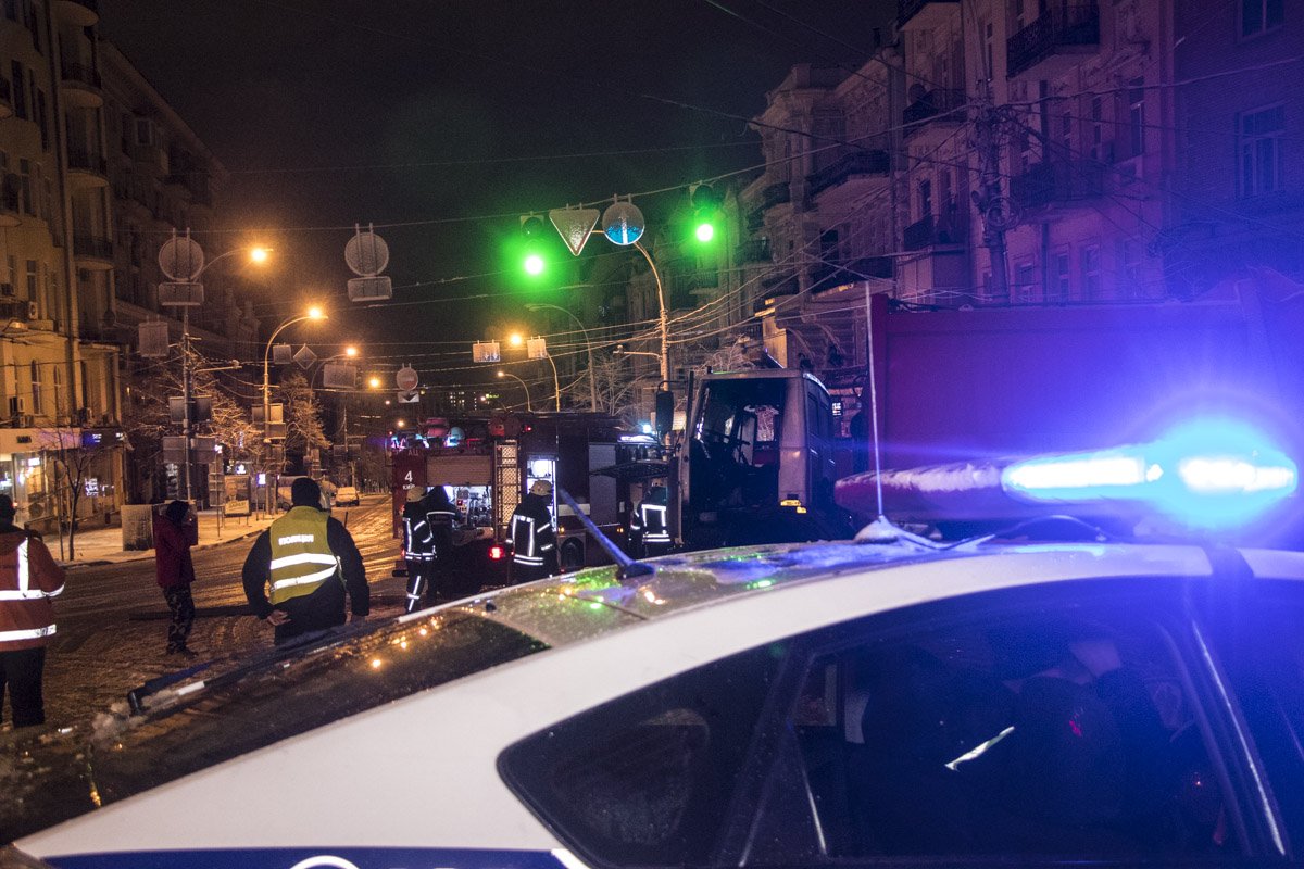 На месте работала бригада пожарных, "скорая" и экипаж патрульной полиции