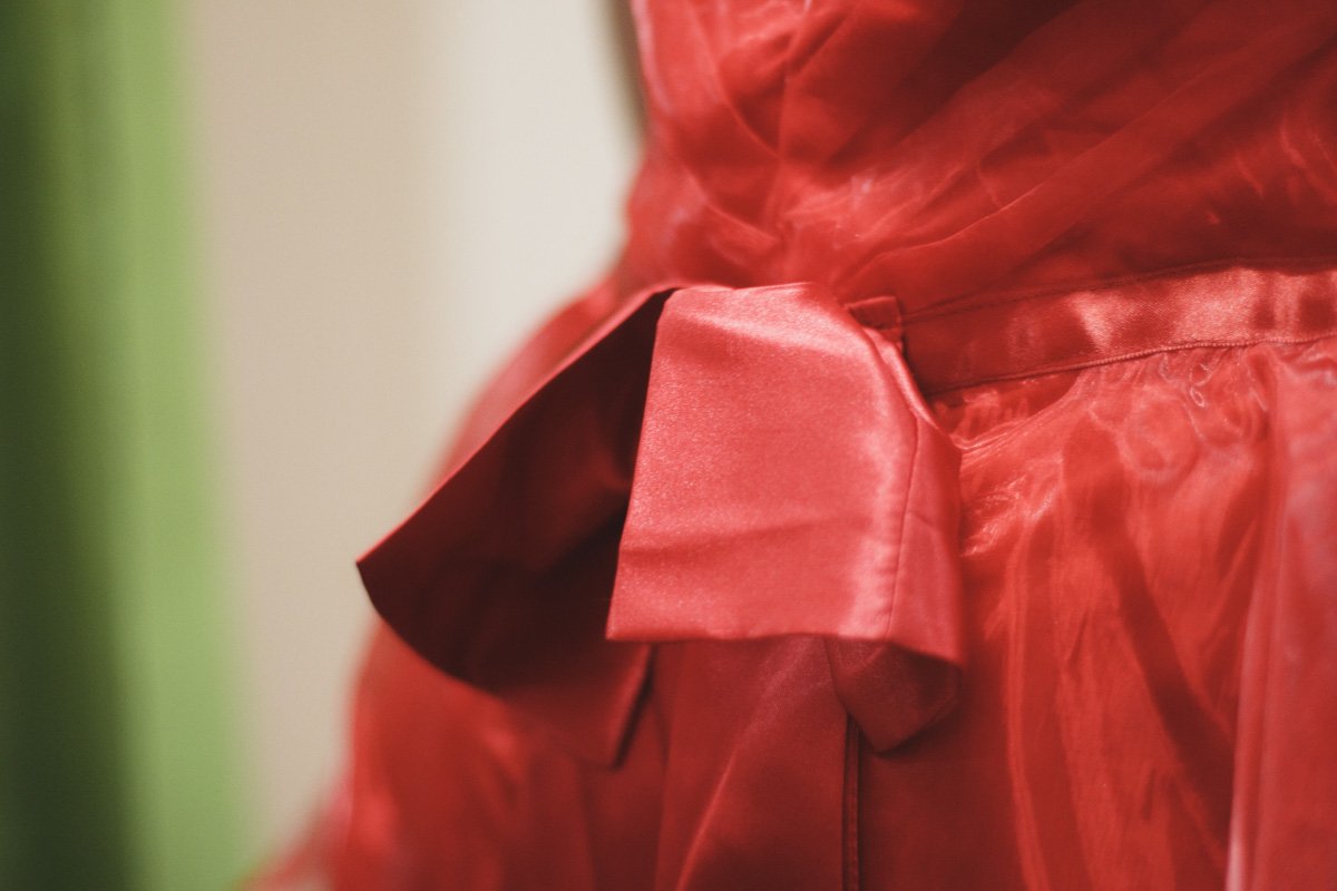 На спинке можно увидеть элегантный бант, который напомнит любимому, что вы еще тот подарочек