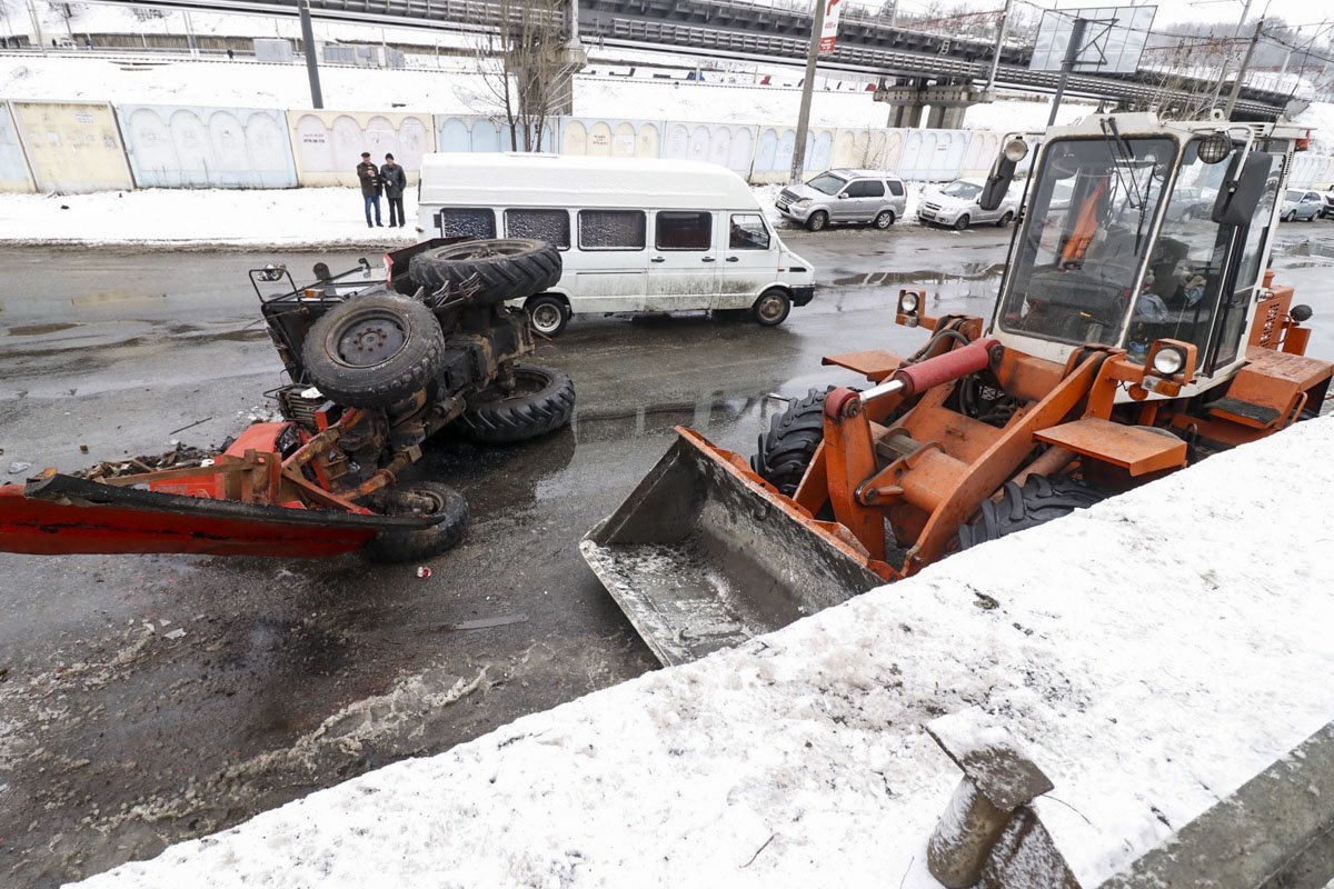 Грузовой автомобиль «МАЗ» снес с моста снегоуборочный трактора