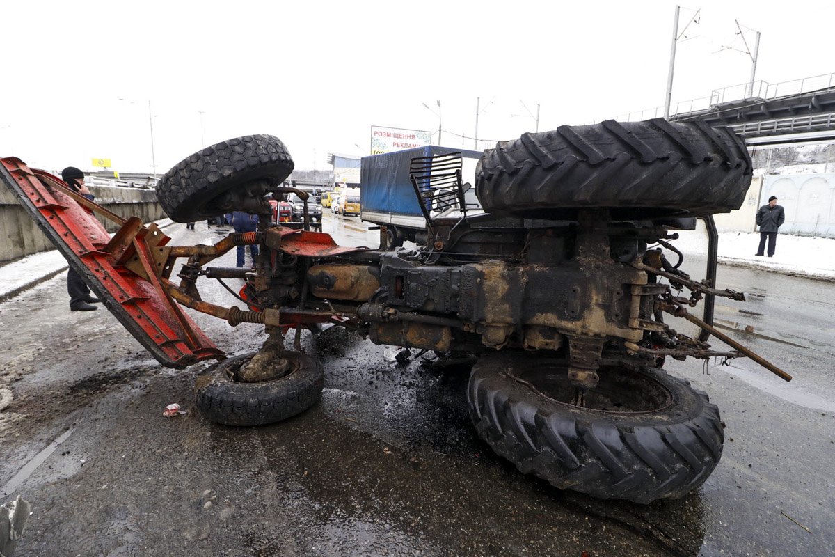 Предварительно, ДТП произошло из-за скользкой дороги и МАЗ просто не успел вовремя затормозить