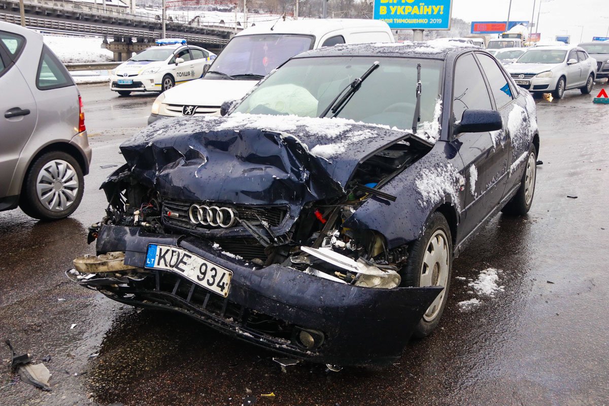 В Киеве на Выдубичах произошла авария с участием двух машин