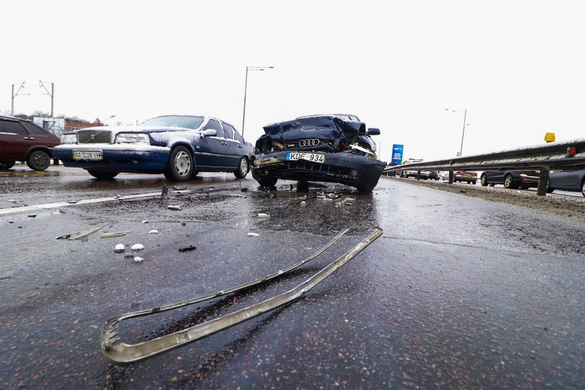 От удара в Hyundai сработали подушки безопасности, поэтому водитель, к счастью, не пострадал, как и владелец Audi