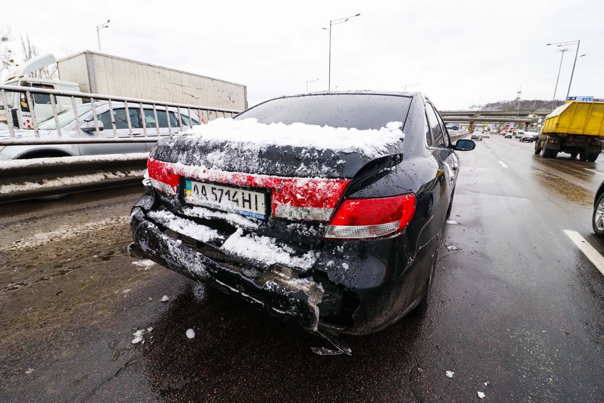 На Столичном шоссе образовалась пробка в оба направления 