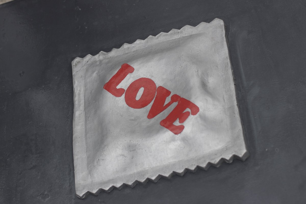 Металлический презерватив напоминает о безопасности интимной жизни