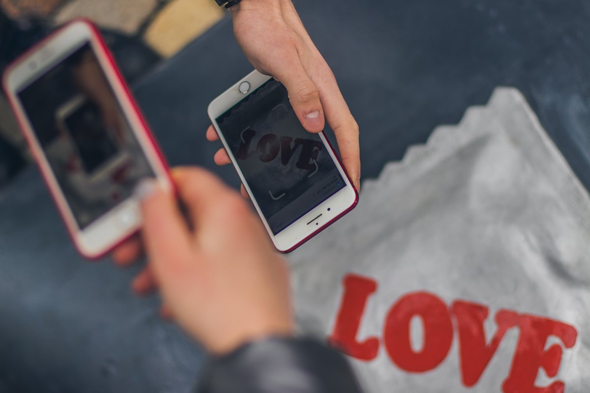 После сканирования надписи на экране появляется ролик о мифах, связанных с использованием презервативов