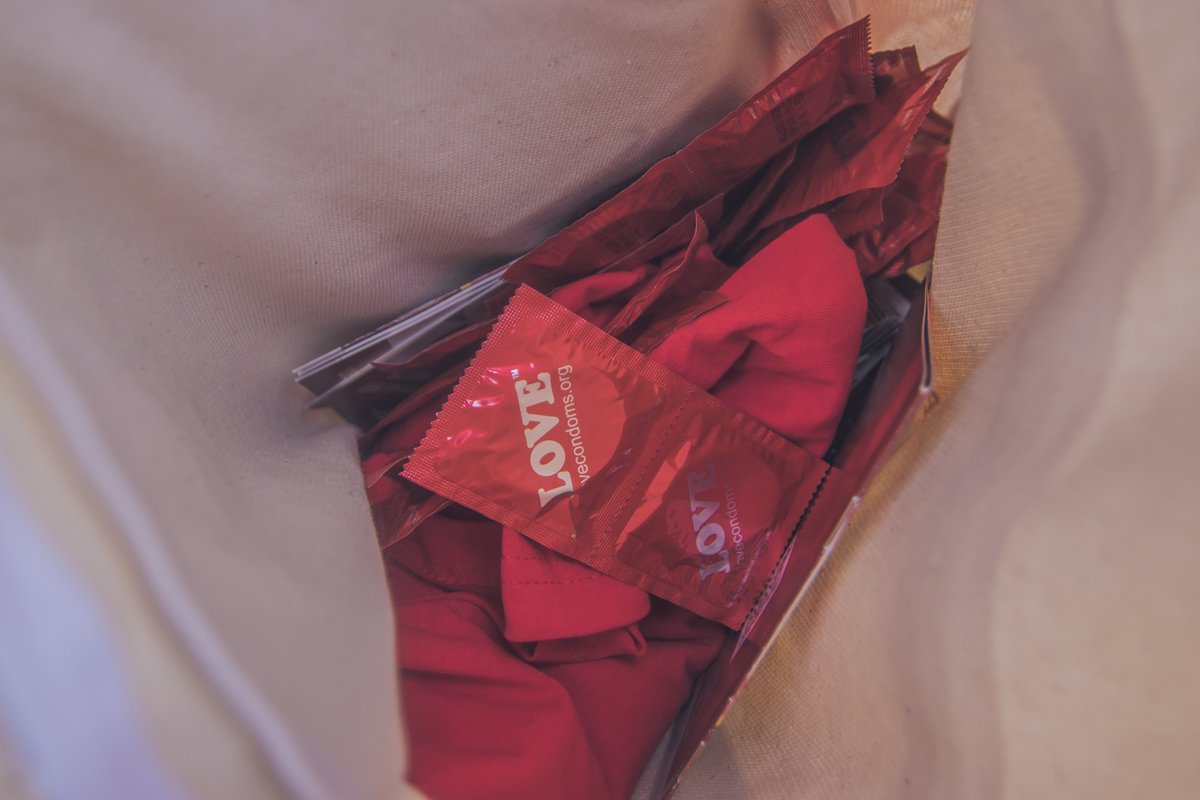 Волонтеры бесплатно раздавали кондомы на улице