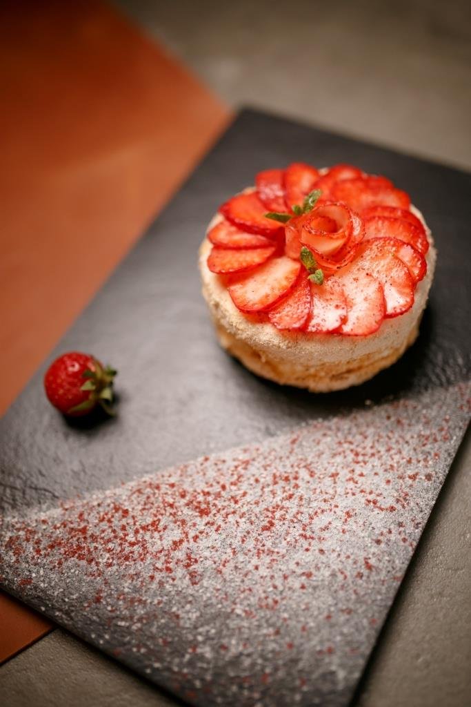 Новая подача традиционного и любимого Киевского торта - 135 гривен Новая подача традиционного и любимого Киевского торта - 135 гривен