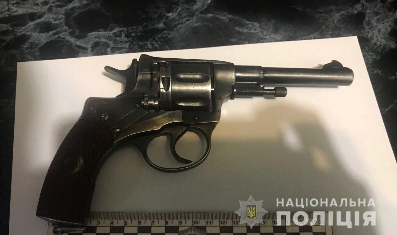 В электропоезде Киев-Мироновка мужчина устроил стрельбу, чтобы успокоить пьяных и агрессивных пассажиров