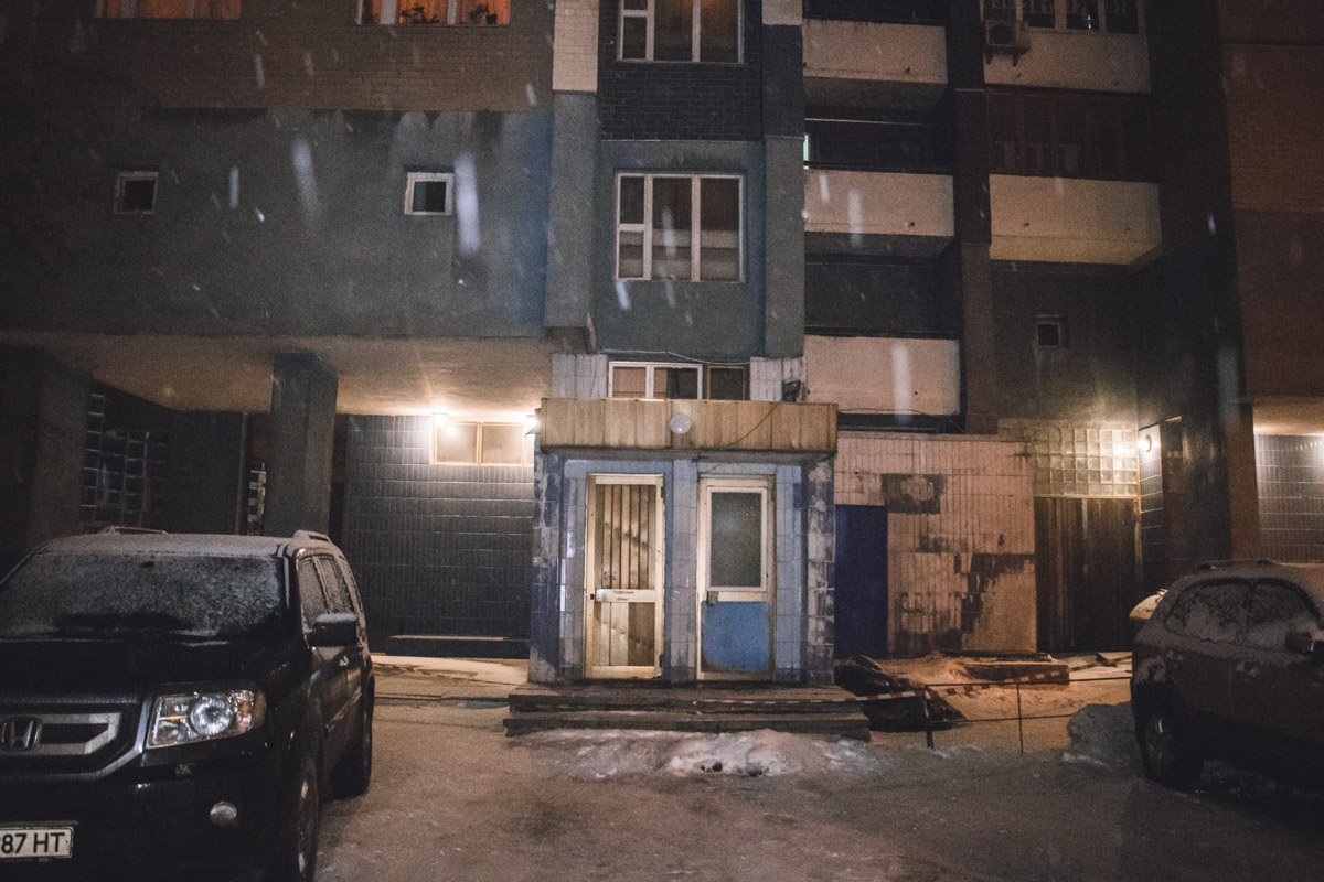 В Киеве мужчина выпал из окна 9 этажа жилого дома по адресу улица Старонаводницкая, 4