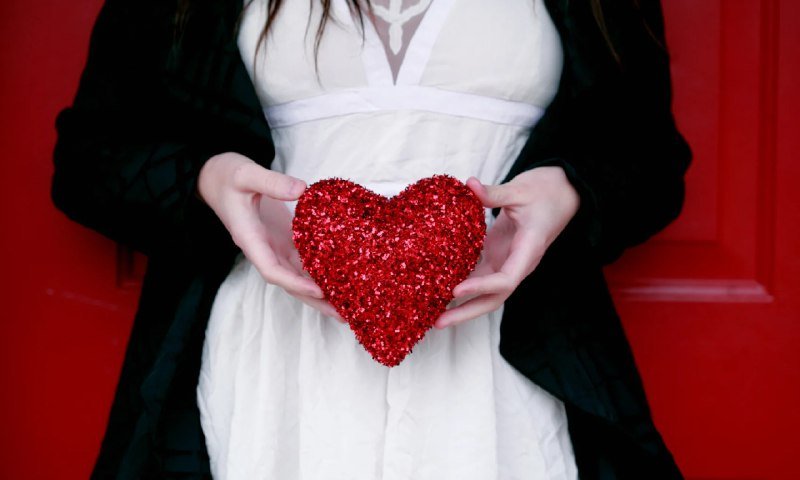 Зачастую девушкам легче придумать какой-либо подарок, но иногда фантазия иссякает и идей не остается совсем