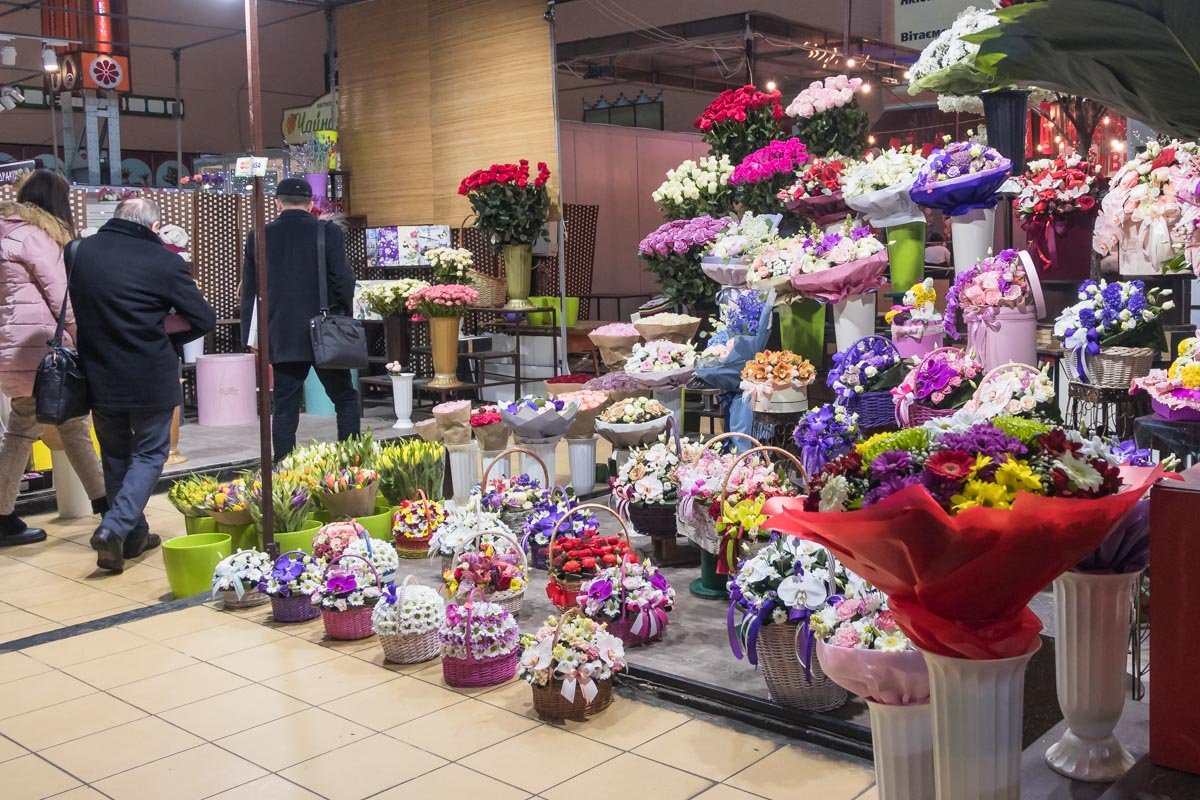 В эти дни цветочные магазины обычно повышают цены на цветы, тем самым еще больше повышая свою прибыль