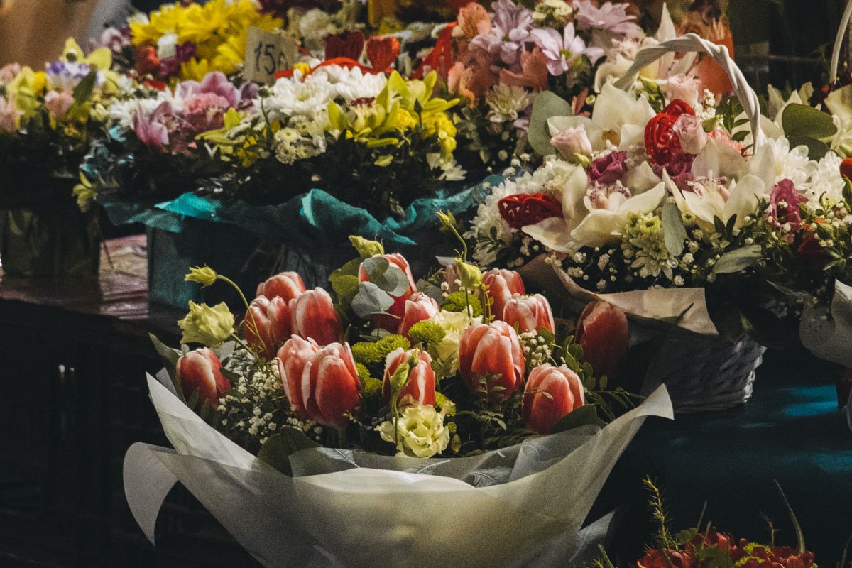 Однако так ли уж сильно подорожали букеты по сравнению с ценами недельной давности?