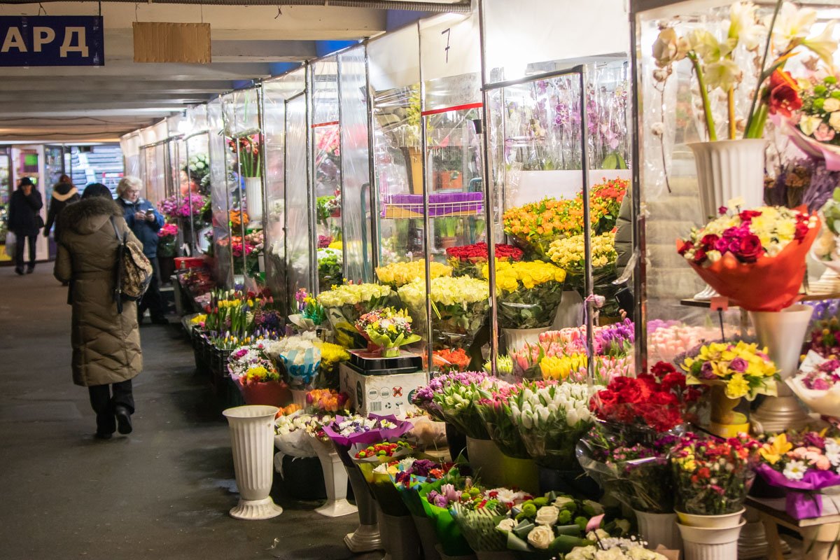 Мы проверили цены на цветы в магазинах на Бессарабском рынке, в переходе на станции метро "Площадь Льва Толстого", в бутике "La Peonia" и в интернет-магазине