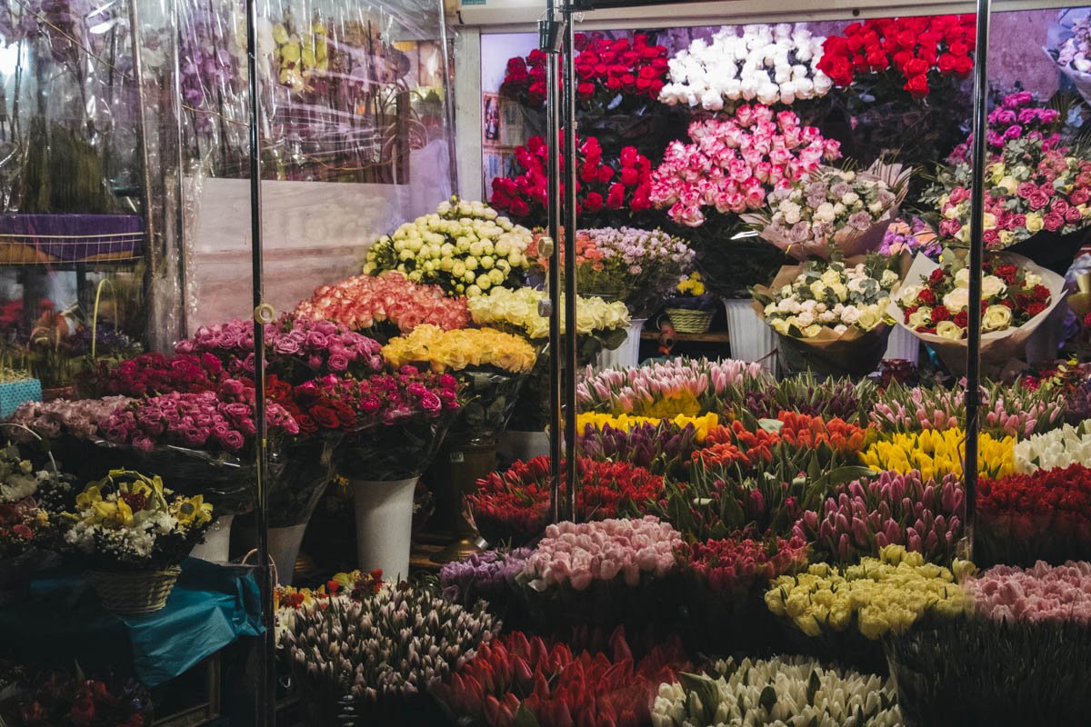 Мы сравнивали цены на пионы, розы, ромашки и тюльпаны