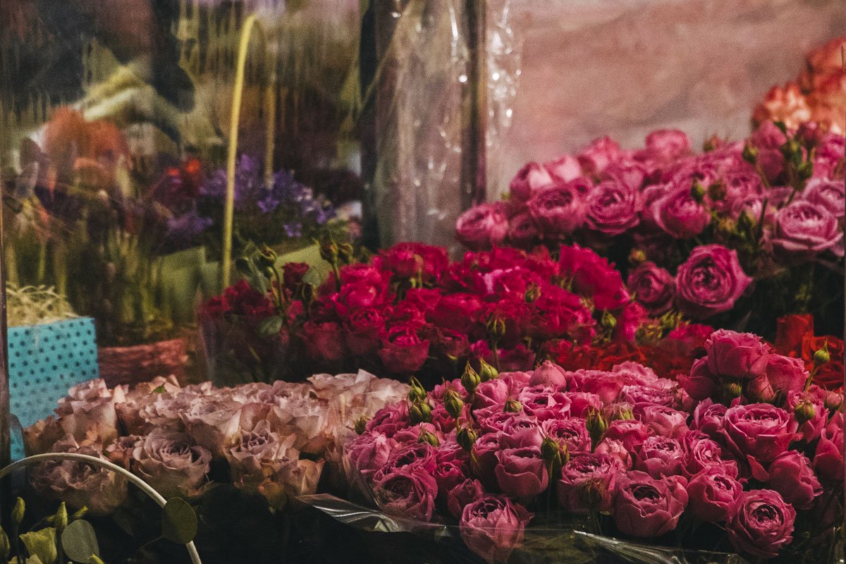 Традиционно одними из самых популярных цветов остаются розы. Цены на них колеблются в диапазоне от 45 до 135 гривен