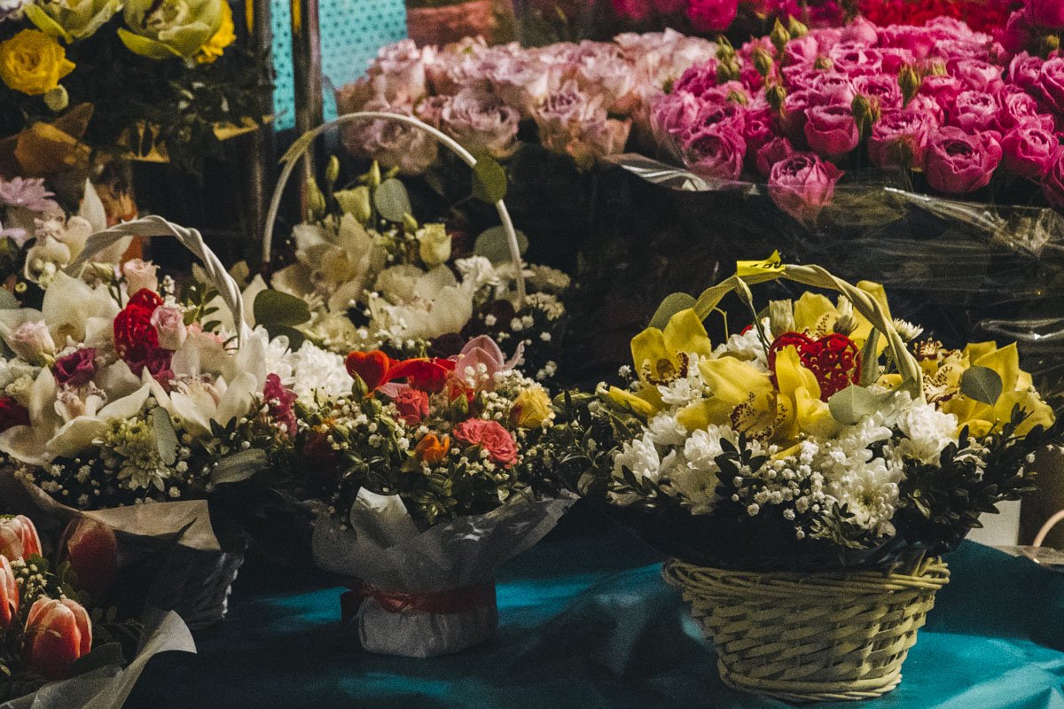 Пионы и ромашки мы смогли найти далеко не везде. Так, в интернет-магазине и "La Peonia" ромашек просто не оказалось. В то время как в обычных магазинах невозможно найти уже пионы