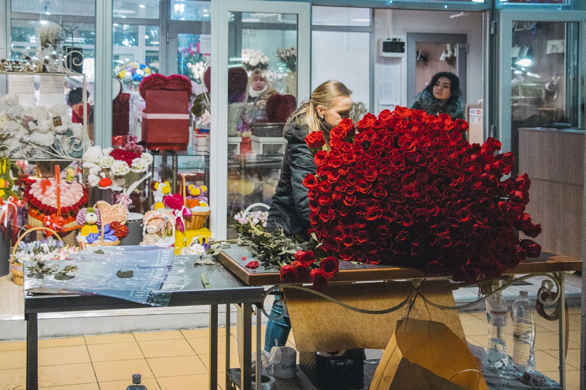 Повышение цен на цветы не может стать преградой для настоящей любви - хотя такой вот букет влетит в копеечку и в обычный день