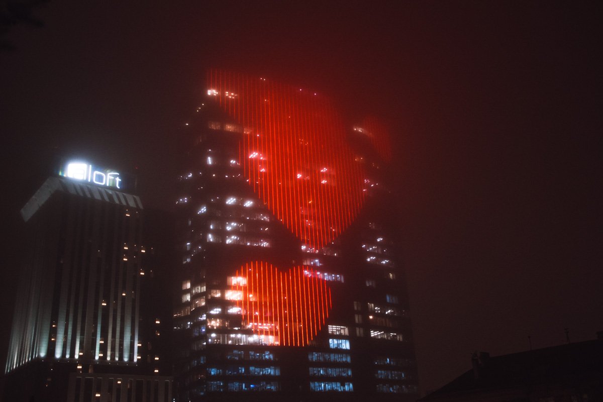 В четверг, 14 февраля, в центре Киева на информационном табло ТРЦ "Gulliver" появилось огромное изображение сердца В четверг, 14 февраля, в центре Киева на информационном табло ТРЦ "Gulliver" появилось огромное изображение сердца