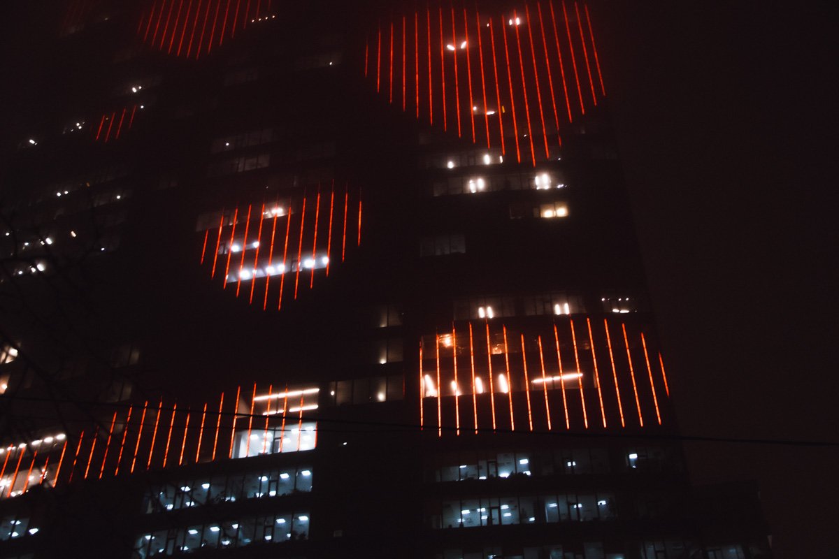 Также стоит отметить, что гигантское сердце, площадь которого оказалась равна почти 4 000 м², стало кульминацией всеукраинского и даже всемирного флешмоба Также стоит отметить, что гигантское сердце, площадь которого оказалась равна почти 4 000 м², стало кульминацией всеукраинского и даже всемирного флешмоба