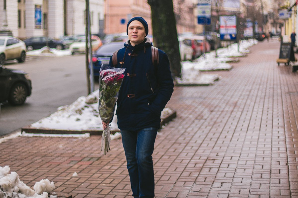 Спешит на свидание с букетом для второй половинки Спешит на свидание с букетом для второй половинки