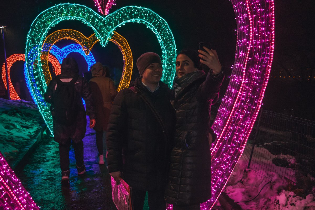 В день открытия выставки ее уже успели посетить сотни людей