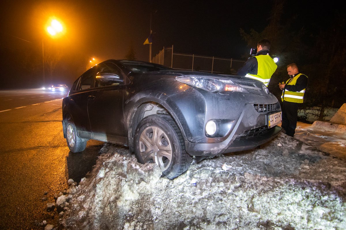 От удара автомобили выбросило в сугроб