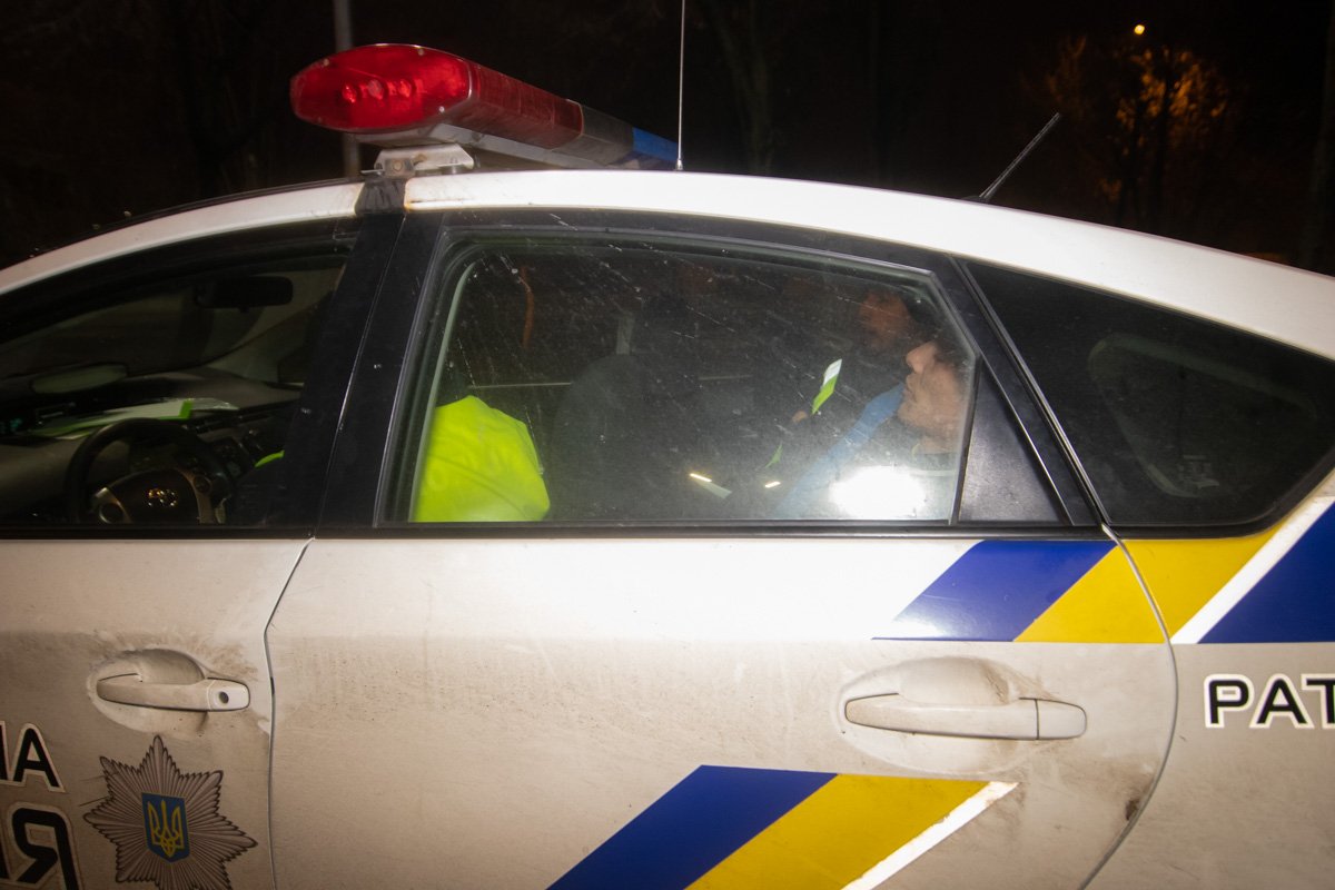 На мужчину одели наручники и увезли на освидетельствование 