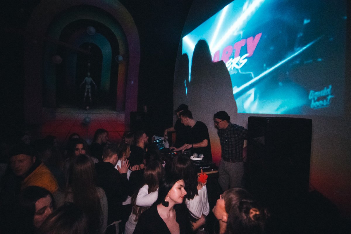 В День Святого Валентина ночные клубы, рестораны и караоке-залы Киева заполнили влюбленные пары и одинокие люди