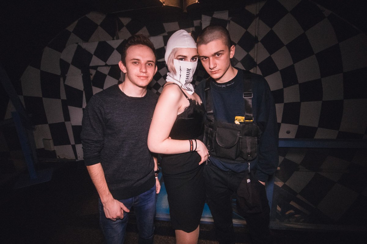 Одинокие девушки надели самые сексуальные наряды, чтобы "ловить жертву на живца", а парни старались быть галантными и вежливыми, чтобы покорить представительниц слабого пола