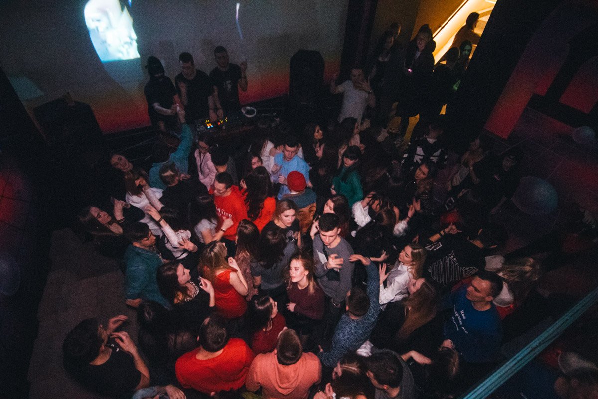 От шума зал "ходил ходуном" и если бы туда попали родители отдыхающих ребят, скорее всего, они бы оглохли