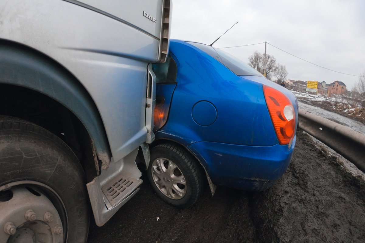 15 февраля в Киеве возле Жулянского моста произошло Chery пытался обогнать грузовик, но попал в «мертвую зону», в результате чего произошло столкновение 15 февраля в Киеве возле Жулянского моста произошло Chery пытался обогнать грузовик, но попал в «мертвую зону», в результате чего произошло столкновение