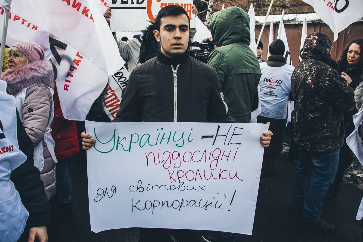 У противников Супрун в руках также были плакаты. А еще все они были сторонниками Радикальной партии, которая и стала инициатором отставки Супрун У противников Супрун в руках также были плакаты. А еще все они были сторонниками Радикальной партии, которая и стала инициатором отставки Супрун