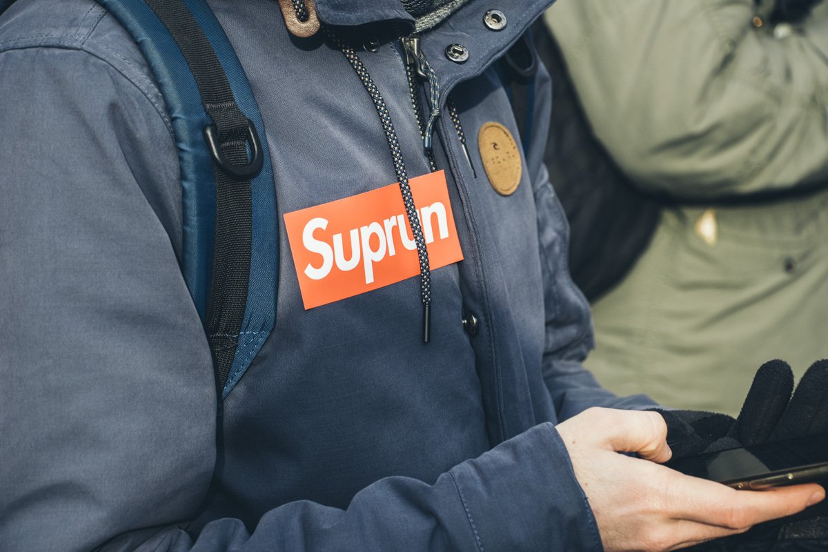 Также возле здания суда присутствовали люди с наклейками Suprun Также возле здания суда присутствовали люди с наклейками Suprun