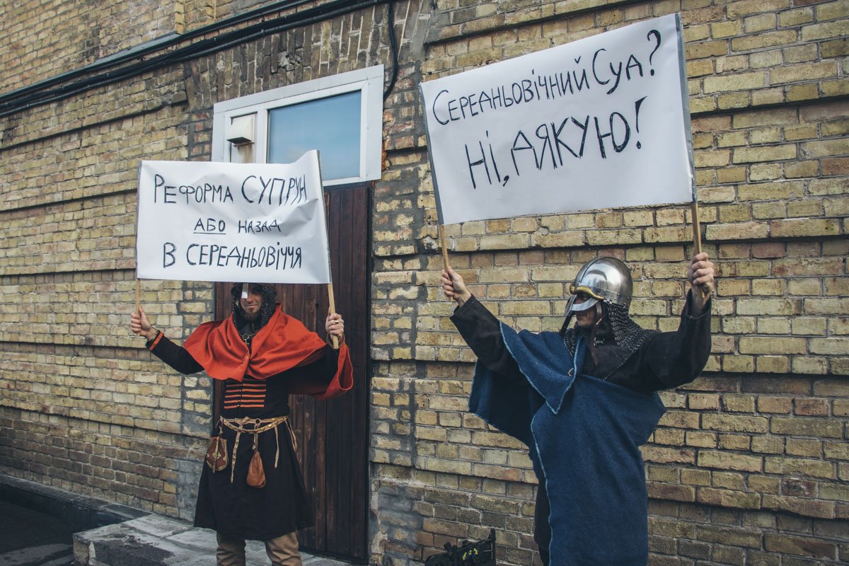 Среди поддерживающих Супрун были и люди вот в таких экстравагантных костюмах Среди поддерживающих Супрун были и люди вот в таких экстравагантных костюмах