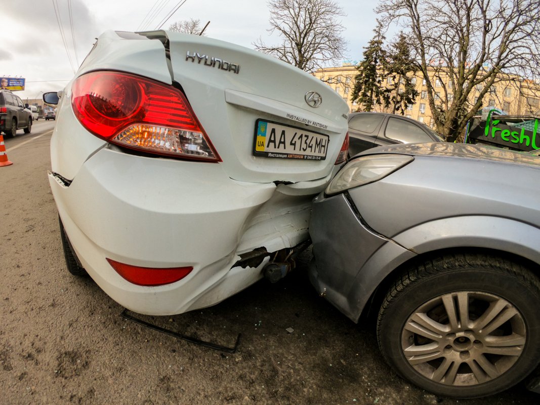 Renault вылетел в стоящий на обочине Opel, а тот в свою очередь врезался в Hyundai Renault вылетел в стоящий на обочине Opel, а тот в свою очередь врезался в Hyundai