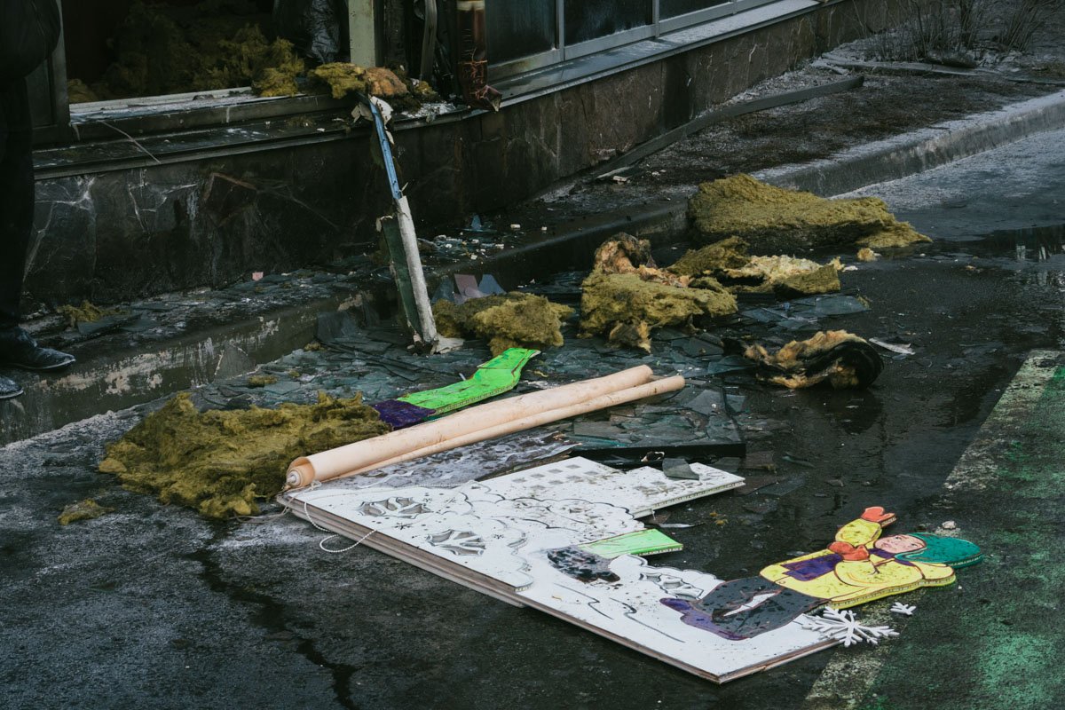 В результате пожара выгорели только два стекла в витрине, вся продукция и мебель внутри остались целыми