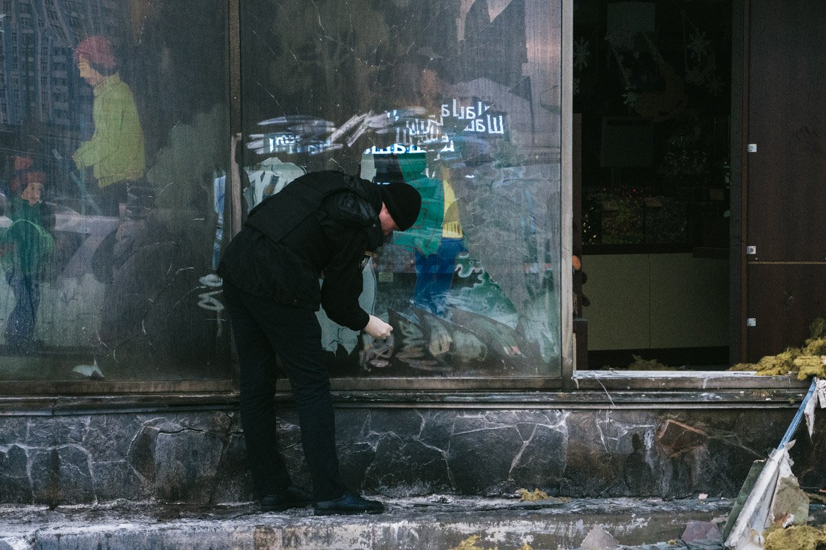 По словам очевидцев, они видели, как к магазину подошел мужчина в военной форме с ведром в руках