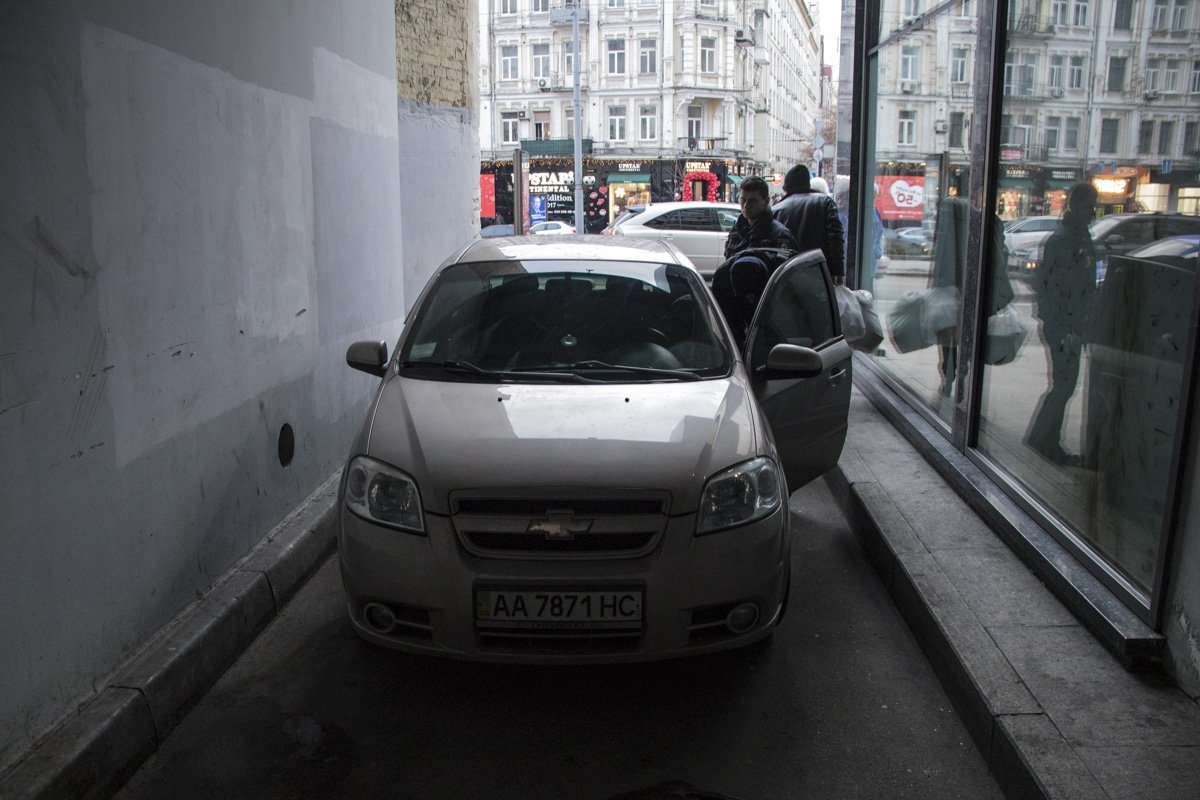 Вечером 15 февраля в центре Киева Chevrolet Aveo сбил пешехода