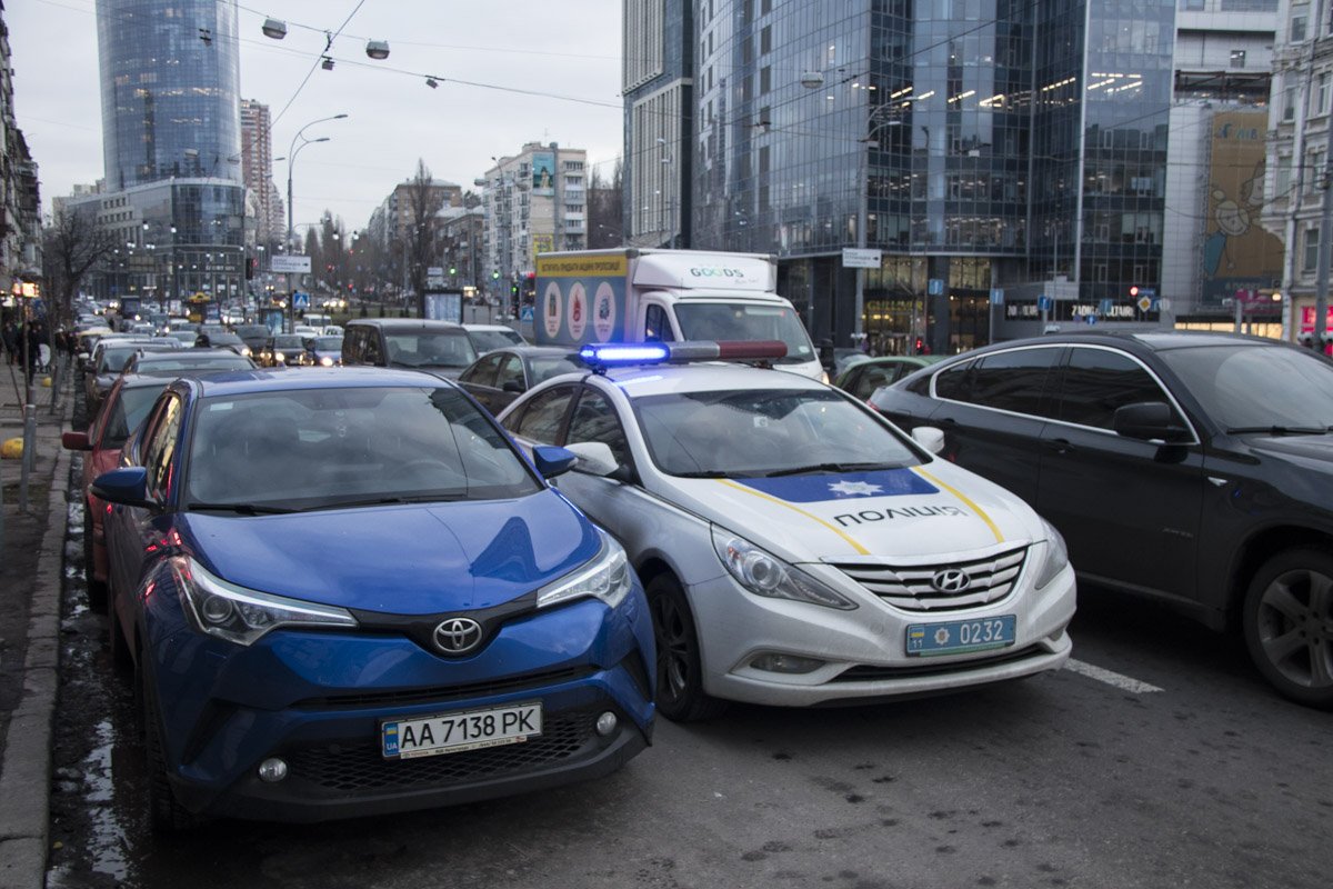 На место происшествия оперативно прибыли экипажи патрульной полиции, а также карета скорой помощи