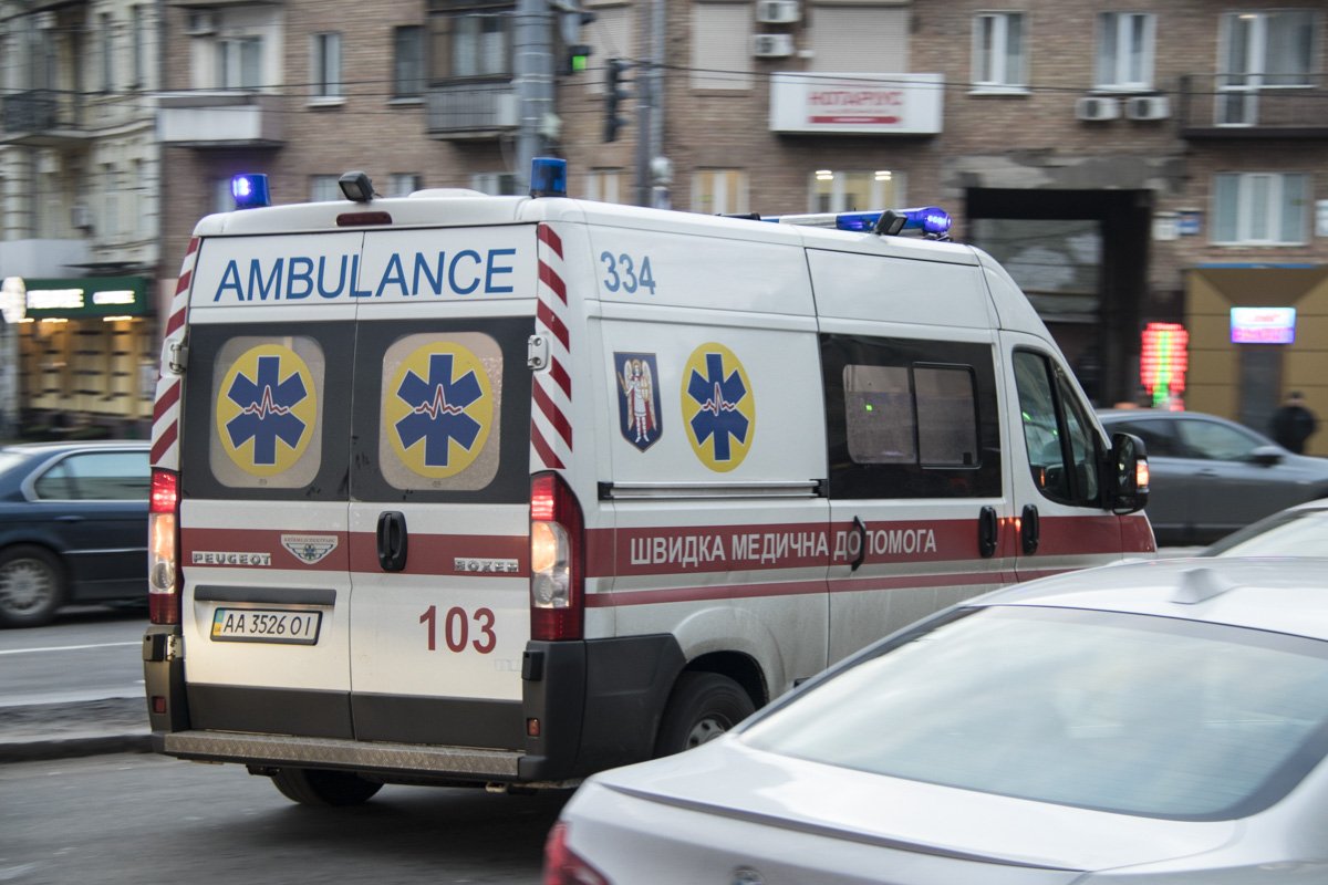 Медики увезли пострадавшего, однако по информации от патрульных, он не получил серьезных повреждений