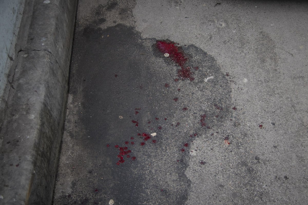 Автомобиль также не получил видимых повреждений, однако рядом с ним находились пятна крови