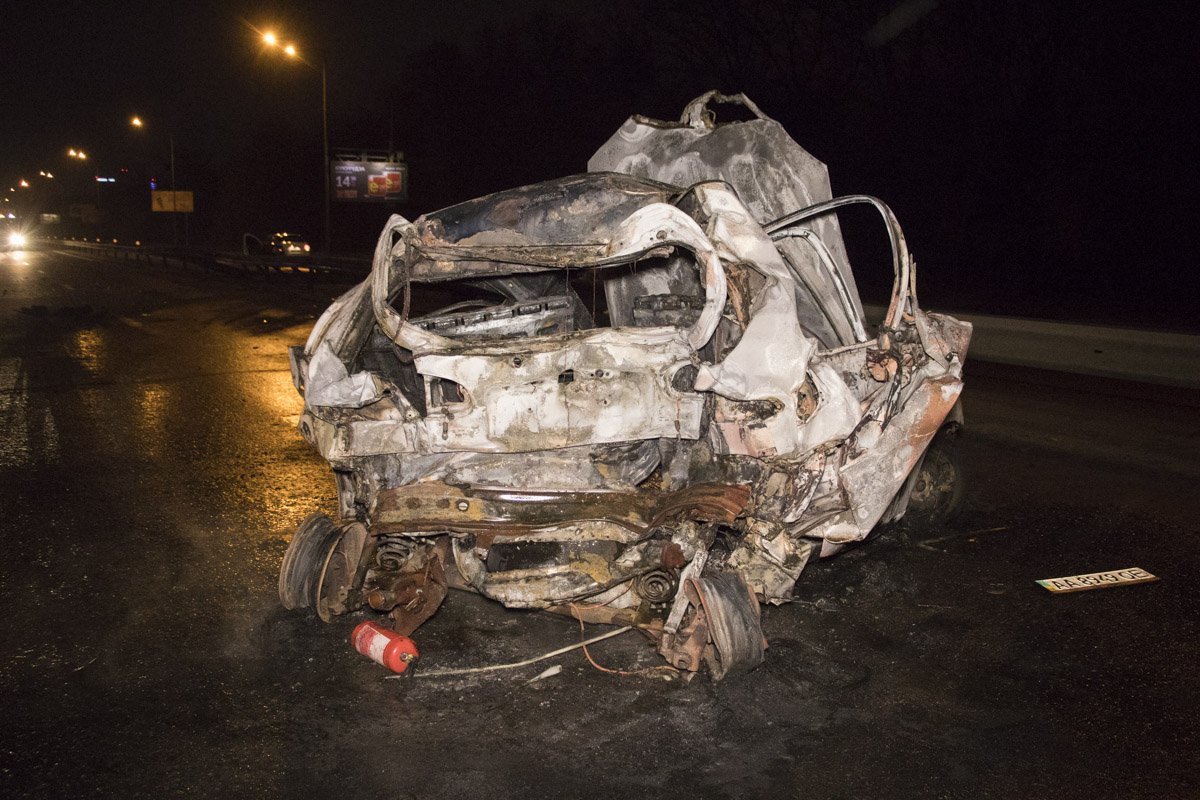 BMW протаранил Lanos, который после удара загорелся 