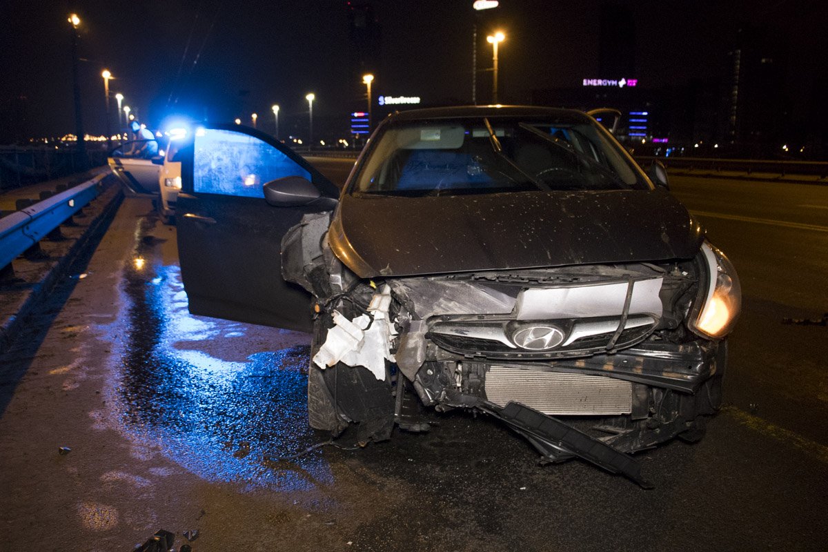 На мосту Патона произошло ДТП На мосту Патона произошло ДТП