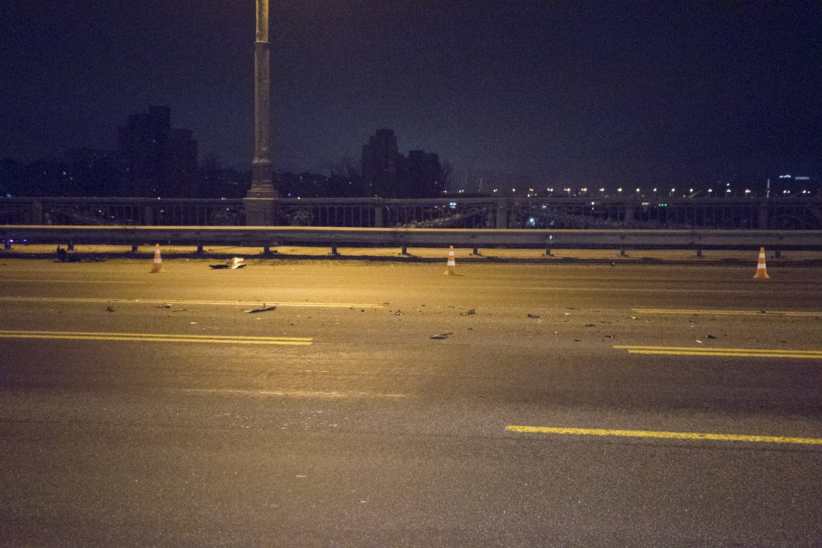 От удара Hyundai вынесло на встречную полосу, где он врезался в отбойник От удара Hyundai вынесло на встречную полосу, где он врезался в отбойник