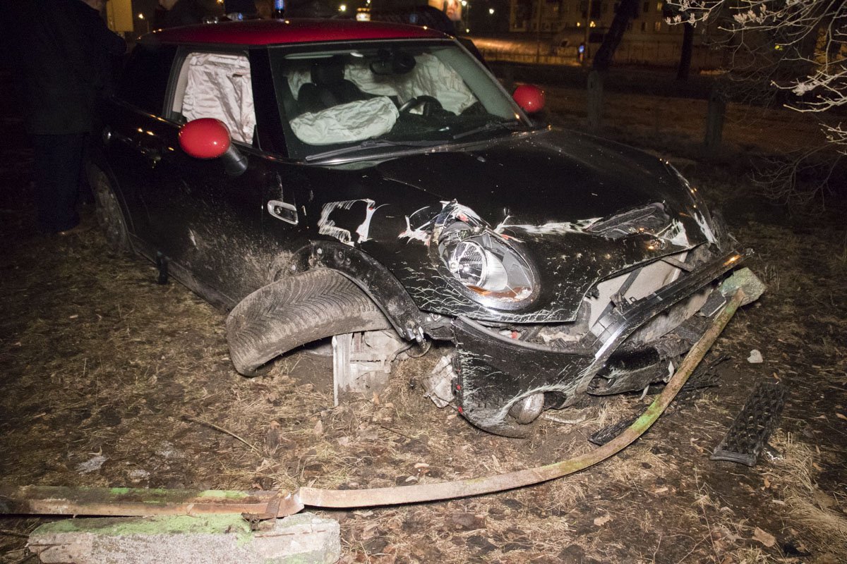 В Киеве Mini Cooper снес забор училища 