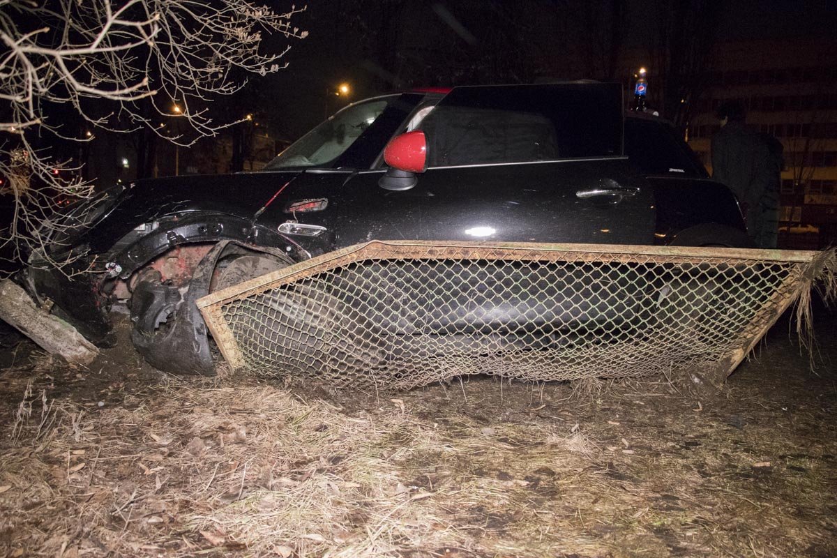 Автомобиль вылетел с дороги и проехал еще несколько десятков метров